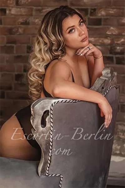 Mercedes Blond Escort in Berlin