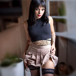 Meike schwarzhaariges Escort Model in München mit Top Figur