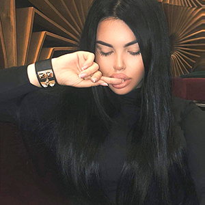 Suzan - Edel Whore With Pout In Short Order For Sex To The Apartment Berlin